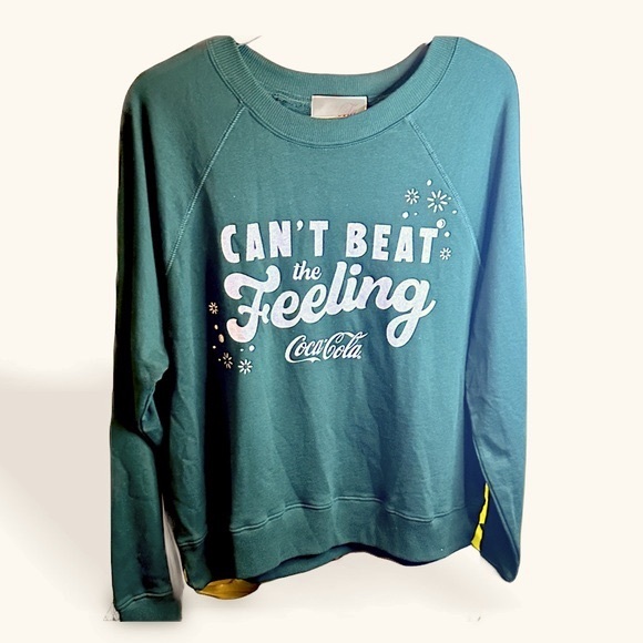 WILDFOX Women’s NWT Green Coca Cola Can’t Beat the Feeling Sweatshirt Size Small - Picture 1 of 4